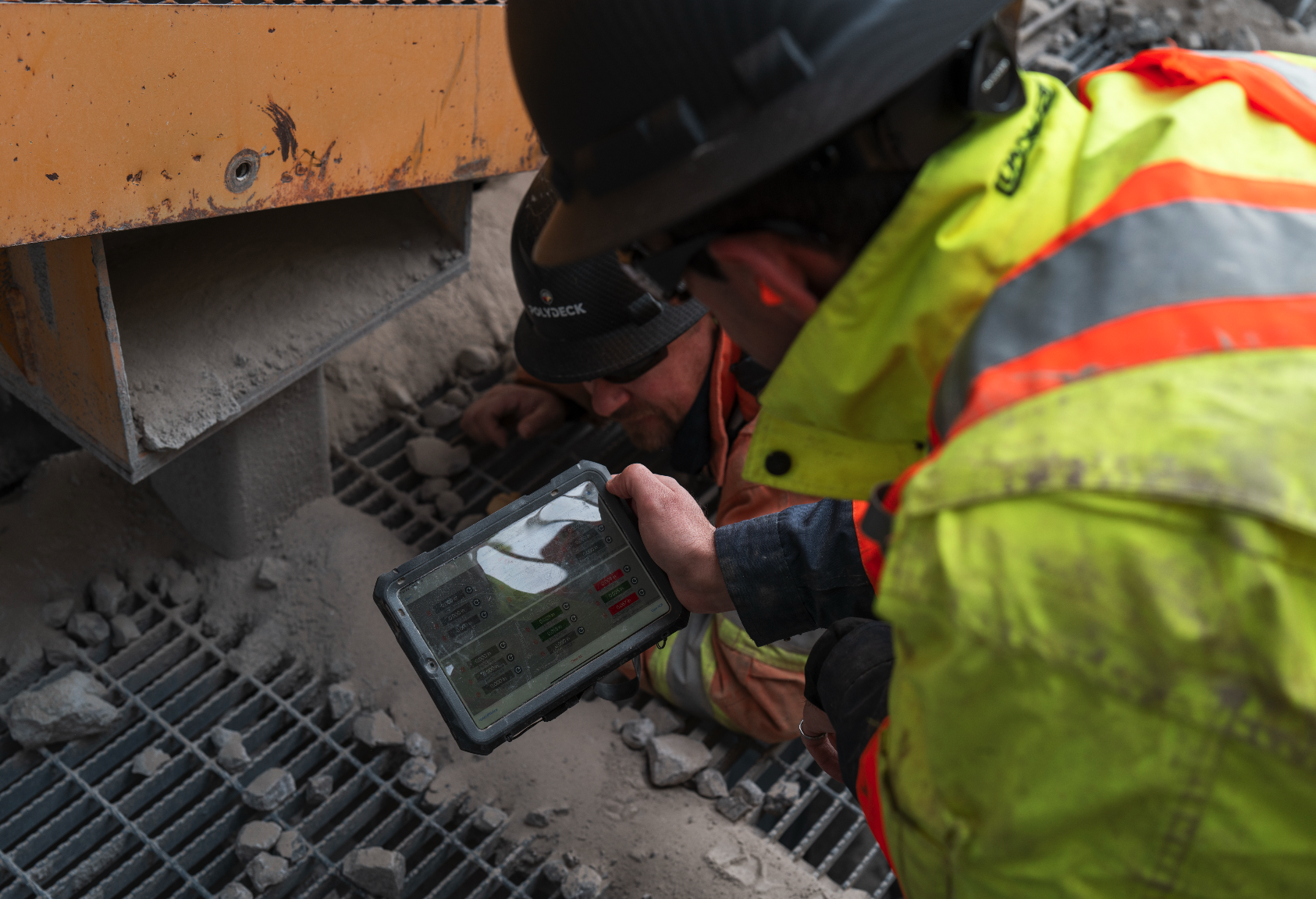 Polydeck Screening Experts review vibration analysis data during a PRO ANALYSIS vibrating screen evaluation.